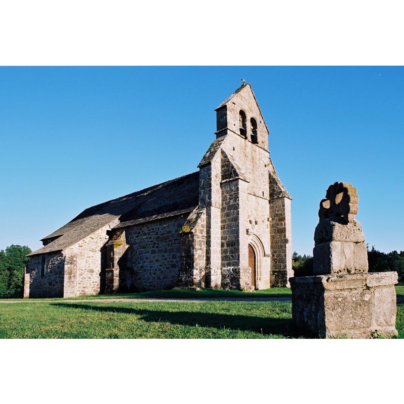 Source caption: "Cette petite paroisse était, à la fin du XIIIe siècle, propriété de l’Ordre du Temple. Elle passa, vers 1311, à celui de Malte. La dalle funéraire d’un chevalier atteste cette appartenance. Elle est taillée dans le grès qui a aussi servi à sculpter la croix, dont il ne reste qu’un fragment, jadis à l’entrée du cimetière, le bénitier et le fruste décor architectural."