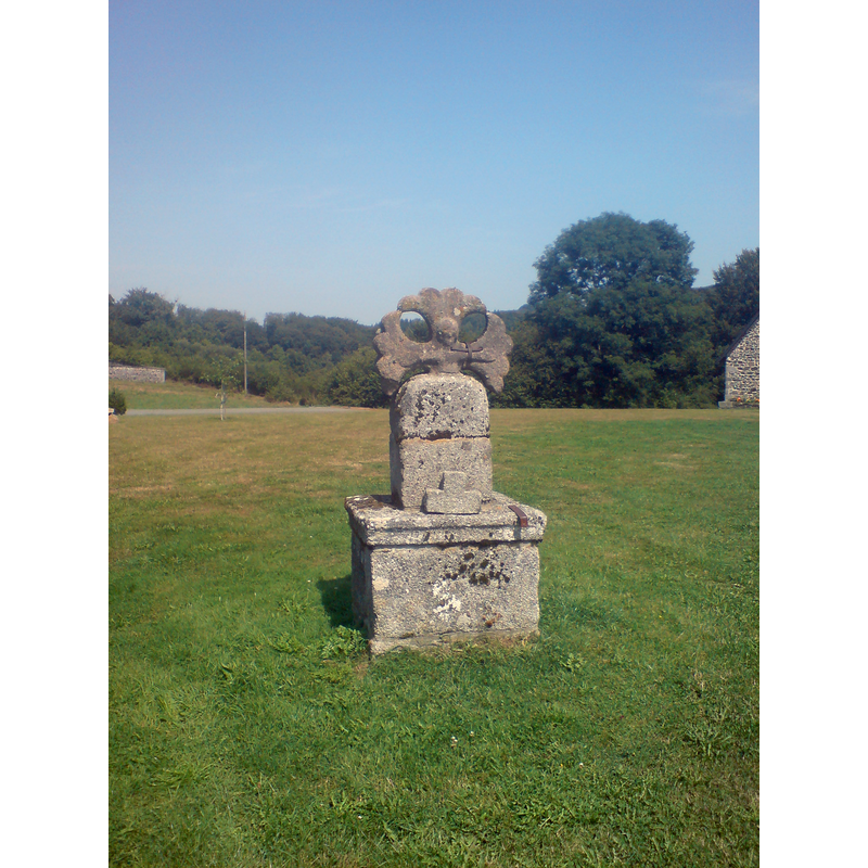 Source caption: "Croix monumentale de pierre, du XVIe siècle, à Courteix, France (devant l’église). Extrémités élargies (croix pattée ?). Monument historique classé."