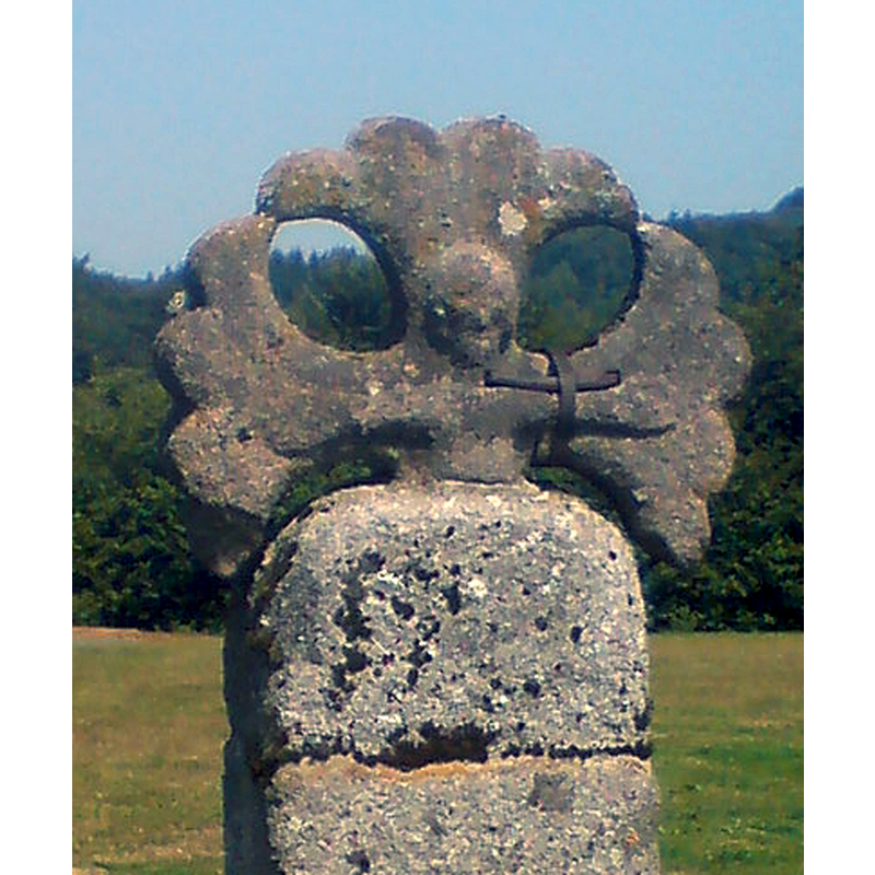 Source caption: "Croix monumentale de pierre, du XVIe siècle, à Courteix, France (devant l’église). Extrémités élargies (croix pattée ?). Monument historique classé."