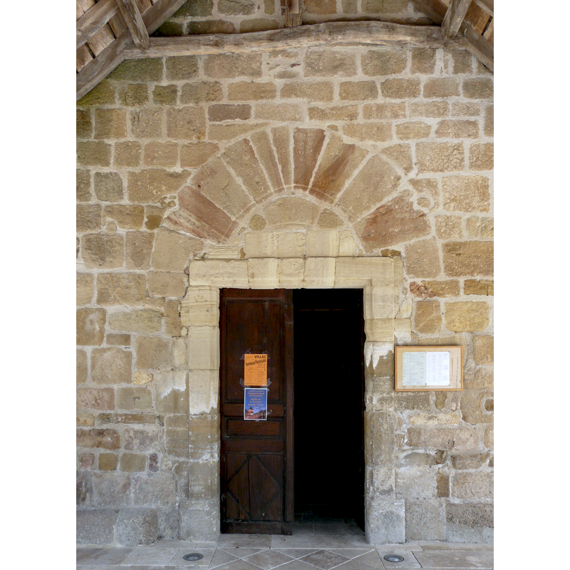 Source caption: "Le portail du XIXe siècle de l'église Saint-Barthélemy, Cublac, Corrèze, France. Au-dessus se voit la forme ogivale de l'ancien portail du XVe siècle."