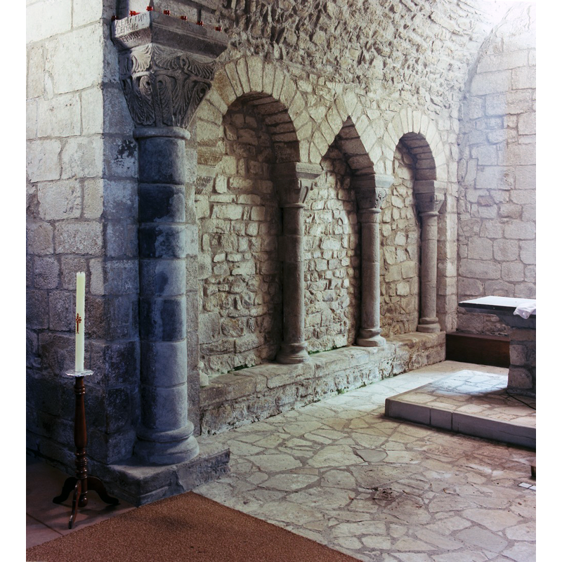 Source caption: "Sa plus grande originalité réside dans les arcatures où l’arc en mitre alterne avec le plein cintre."