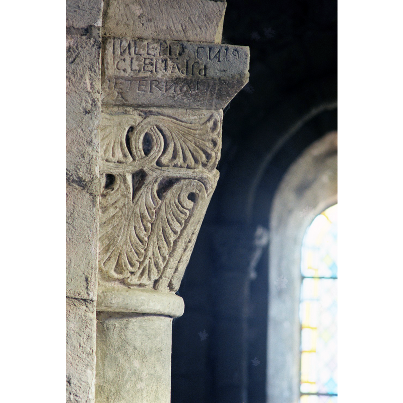 Source caption: "Le chœur, voûté en berceau conserve douze chapiteaux taillés dans un grès très fin. Les deux chapiteaux placés à l’entrée sont d’une grande élégance et leur décor végétal s’inspire de la première Bible de Saint-Martial."
