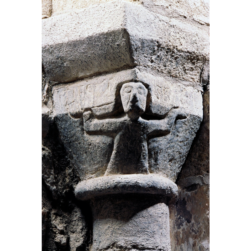 Source caption: "Sur un autre chapiteau apparaît un personnage curieusement incrusté dans la pierre, qu’une hypothèse fantaisiste faisait passer pour le Christ..."