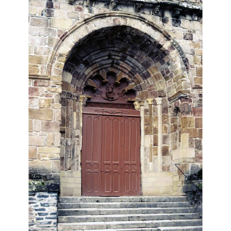 Source caption: "Au sud s’ouvre un élégant portail décoré de lobes dits « à copeaux » par A. de Laborderie qui a étudié cette particularité de l’architecture limousine."