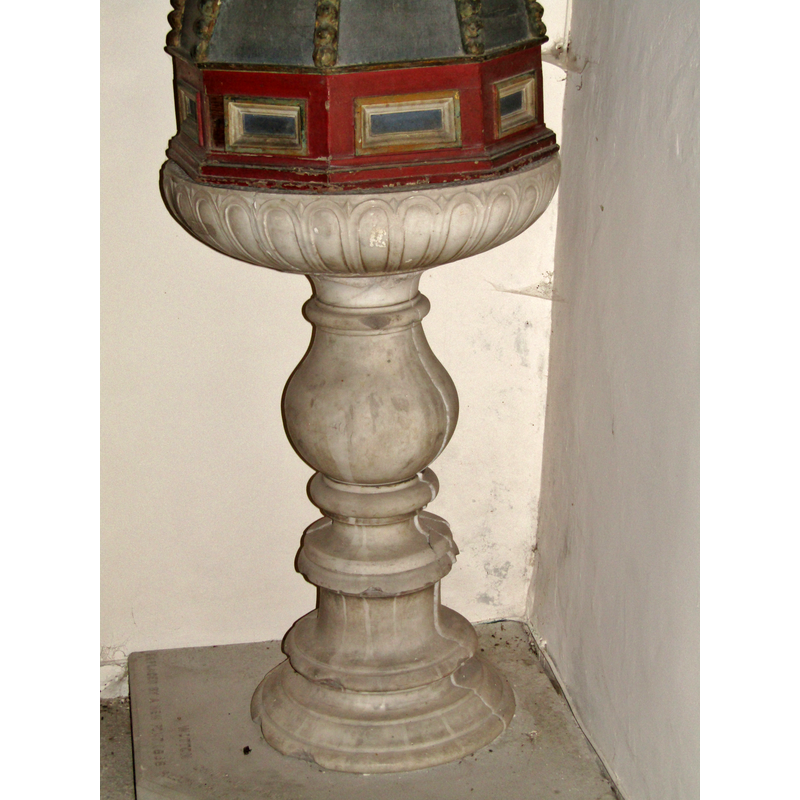 several on the lower base -- the 17thC font