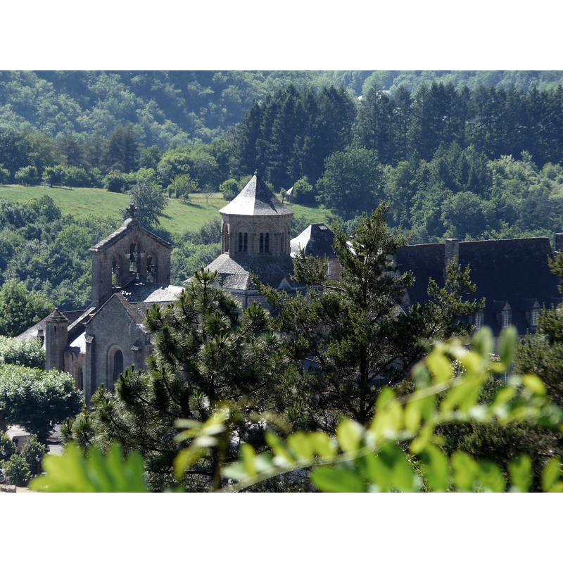 Source caption: "L'église abbatiale d'Aubazine vue depuis le sud-est, Corrèze, France"