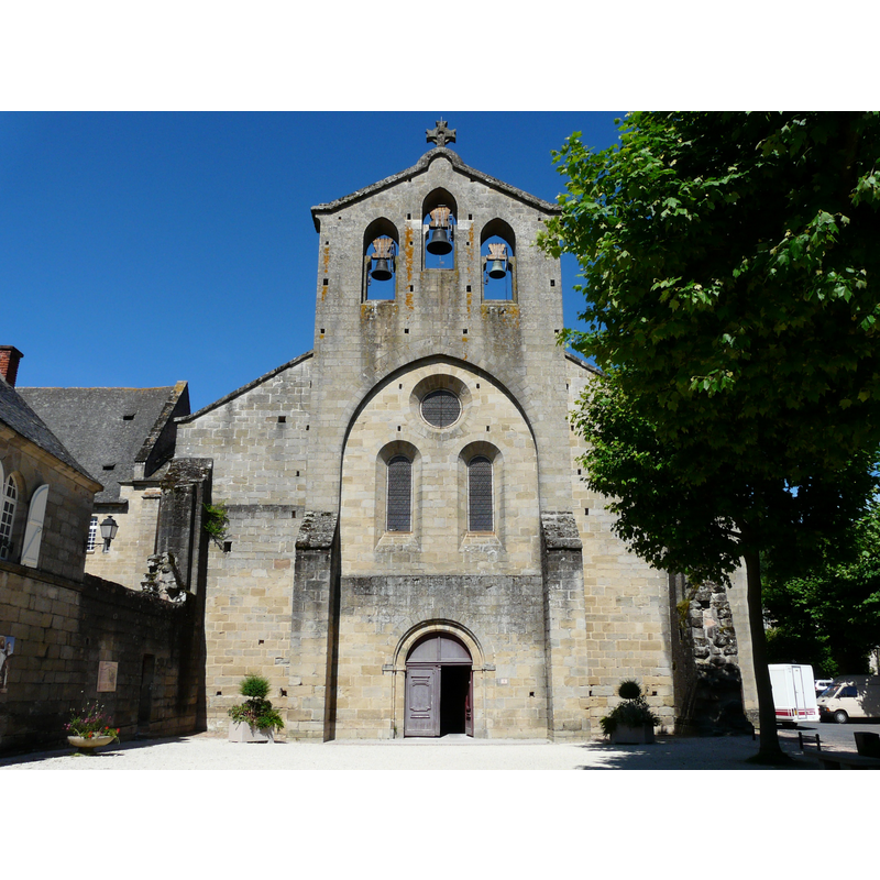 Source caption: "Le clocher-mur de l'église abbatiale d'Aubazine, Corrèze, France"