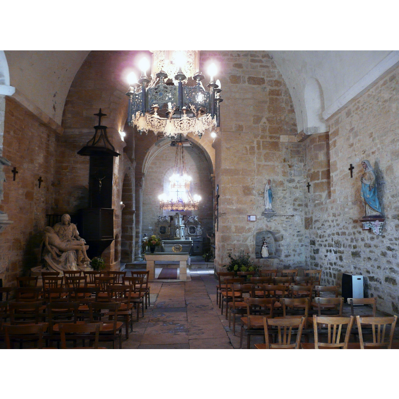 Source caption: "La nef de l'église d'Auriac-du-Périgord, Dordogne, France"