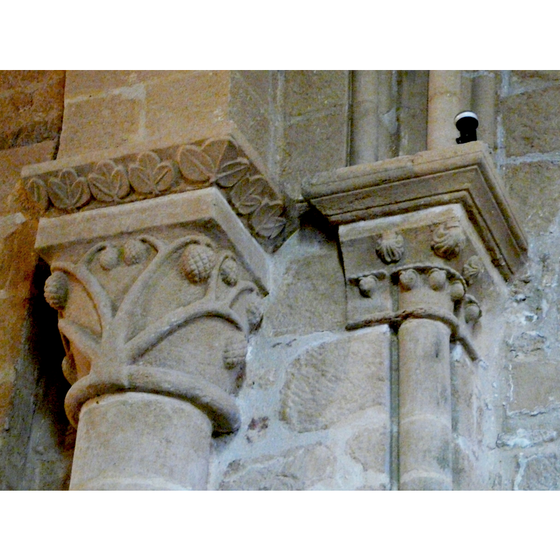 Source caption: "Chapiteaux à l'angle de la nef et du chœur, église d'Auriac-du-Périgord, Dordogne, France."
