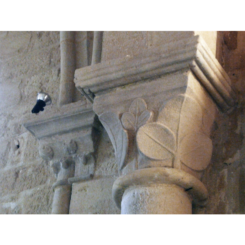 Source caption: "Chapiteaux à l'angle de la nef et du chœur, église d'Auriac-du-Périgord, Dordogne, France."
