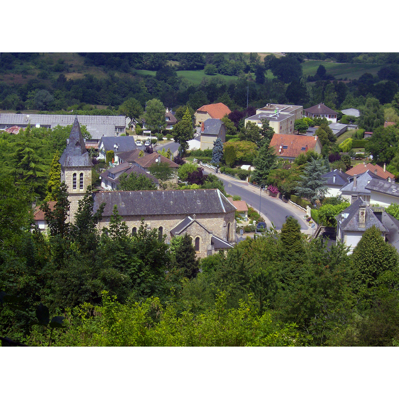 Source caption: "Vue sur l'église d'Ayen à partir d'un chemin montant à la butte d'Ayen".