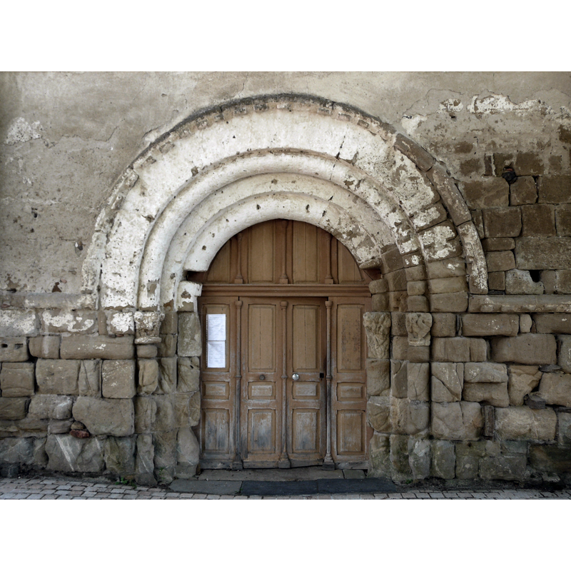 "Le portail de la façade ouest semble plus ancien (11e siècle)." [Mérimée [ref.: PA00099703]]
