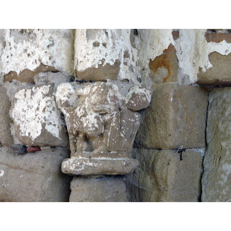 Source caption: "Chapiteau du portail de l'église Saint-Pierre, Brivezac, Corrèze, France."