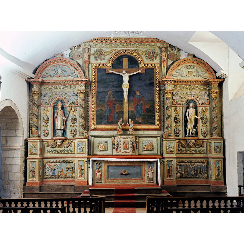 Source caption: "monumental retable sculpté dans le dernier tiers du XVII e siècle, peut-être par l’atelier des Tournier de Gourdon, malheureusement amputé de sa partie supérieure en 1854.Le Christ en croix se détache sur une toile peinte où figurent la Vierge et saint Jean l’Evangéliste. Un décor exubérant s’épanouit au-dessus de bas-reliefs représentant des épisodes de l’enfance et de la Passion du Christ, les Evangélistes et les Docteurs de l’Eglise. Les niches latérales, encadrées de colonnes torses, abritent les statues des deux saints patrons de l’église."