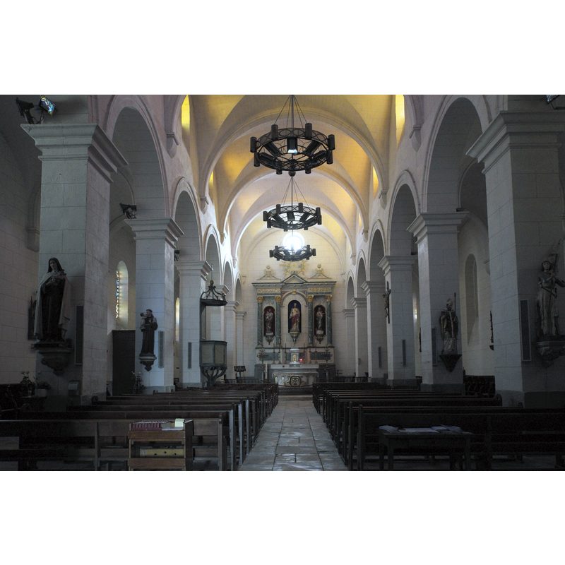 "Le clocher est la seule partie de l'église qui présente un intérêt archéologique, le reste de l'église est de construction moderne" [source: Mérimée [ref.: PA00099766]]
