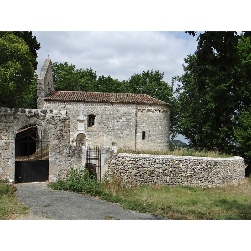 Source caption: "Hautefage-la-Tour : Église Saint-Thomas et l'entrée du cimetière"