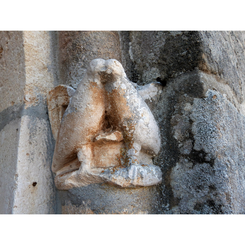 Source caption: "Sculpture des deux colombes agrémentant les colonnettes du portail de l'église dédiée à Saint-Gilles"