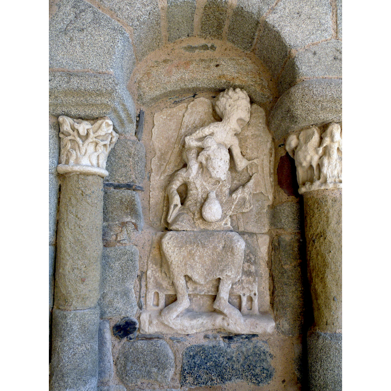 Source caption: "bas relief sous le porche de l'église Saint Marcel de Lagraulière en Corrèze"