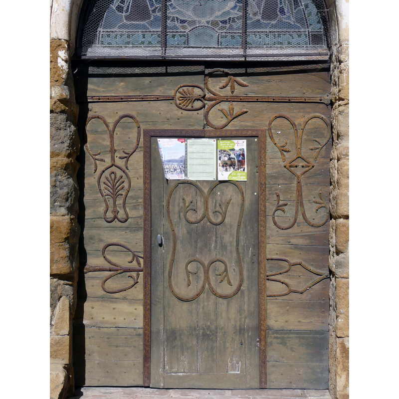 Source caption: "Les pentures du portail de l'église Saint-Cyr-et-Sainte-Julitte, Ligneyrac, Corrèze, France."