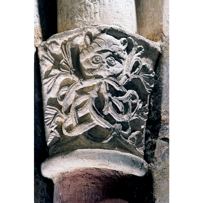 Source caption: "La paroisse est mentionnée dans la première moitié du XIIe siècle. L’église romane se singularise par son imposant clocher carré, pourvu de baies géminées, et ses chapiteaux frustes mais expressifs."