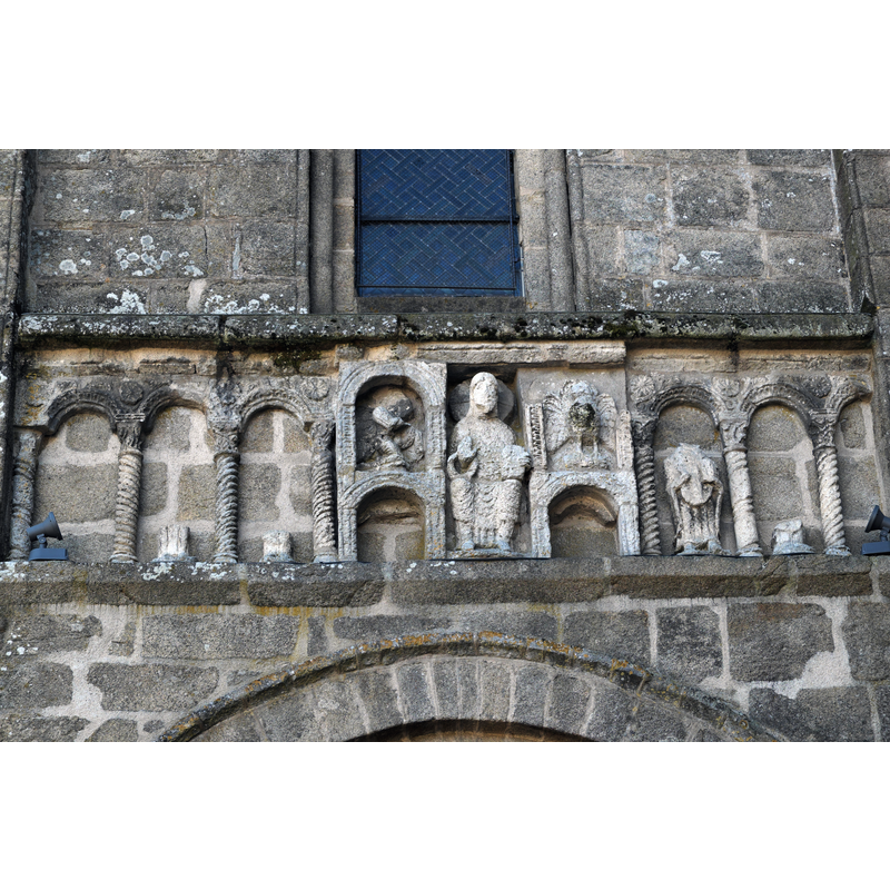 Source caption: "Ehemalige Abteikirche St-Pierre-St-Paul in Solignac im Département Haute-Vienne (Nouvelle-Aquitaine/Frankreich), Skulpturen über dem Portal des nördlichen Querhauses".
