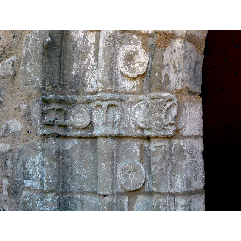 Source caption: "Sculptures du portail de l'église Saint-Pierre, Neuville, Corrèze, France."