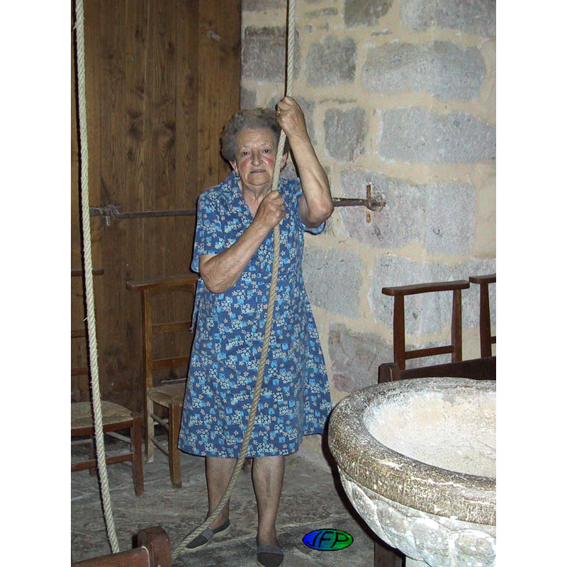 Source caption: "Lili, la sonneuse de cloches", in 2001 -- the font (?) partially visible in the bottom right corner could be 17thC or later