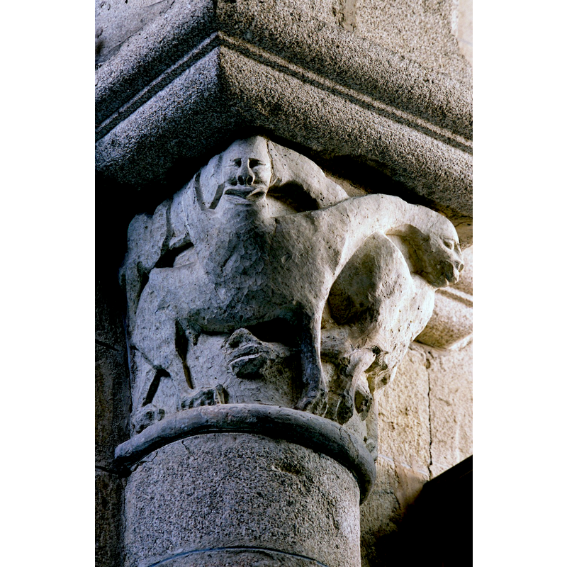 Source caption: "A l’intérieur sont conservés d’intéressants chapiteaux représentant des animaux affrontés ou aux corps entrelacés. Sur des corbeilles plus tardives, des masques s’insèrent dans des rinceaux de rubans et de palmettes terminés par des fleurs ou des fruits, révélant un artiste inventif et habile."