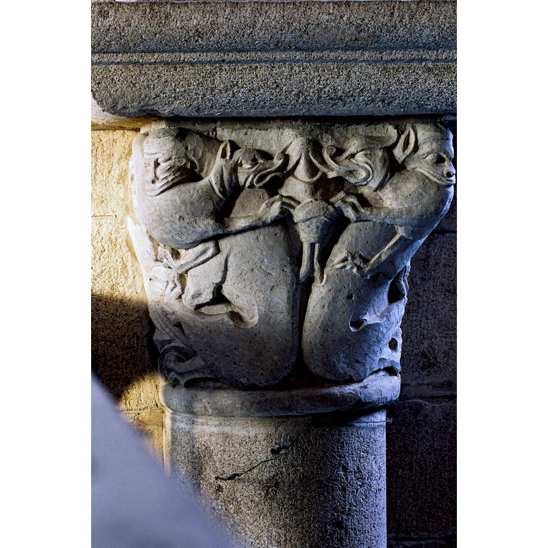 Source caption: "A l’intérieur sont conservés d’intéressants chapiteaux représentant des animaux affrontés ou aux corps entrelacés. Sur des corbeilles plus tardives, des masques s’insèrent dans des rinceaux de rubans et de palmettes terminés par des fleurs ou des fruits, révélant un artiste inventif et habile."