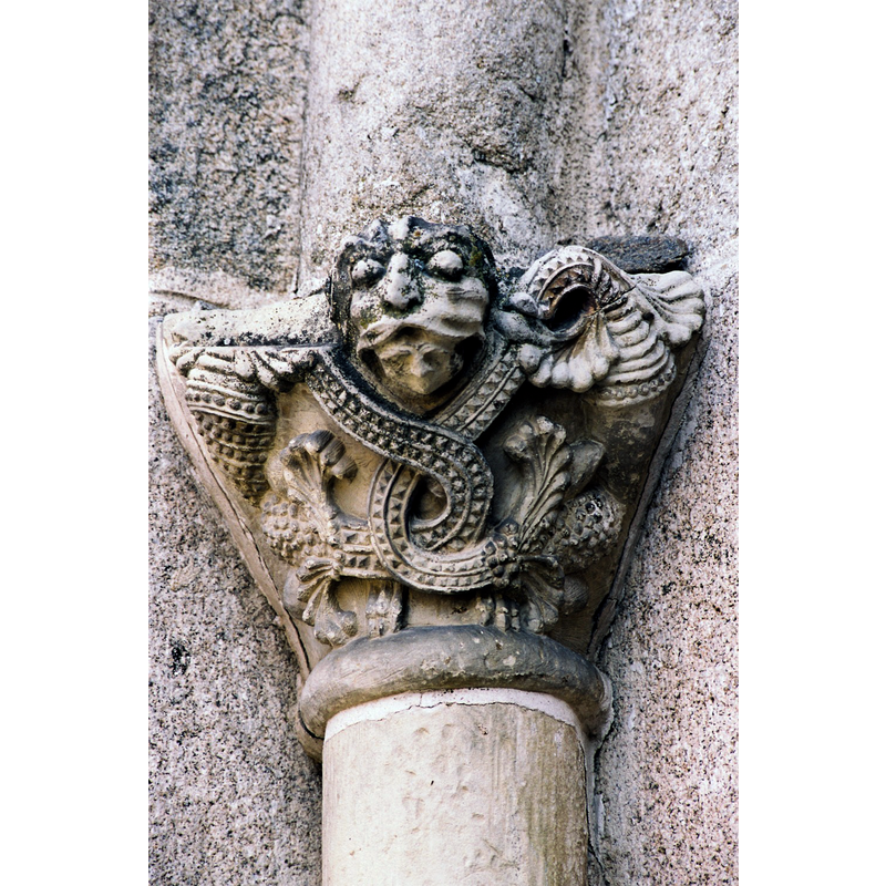 Source caption: "A l’intérieur sont conservés d’intéressants chapiteaux représentant des animaux affrontés ou aux corps entrelacés. Sur des corbeilles plus tardives, des masques s’insèrent dans des rinceaux de rubans et de palmettes terminés par des fleurs ou des fruits, révélant un artiste inventif et habile."