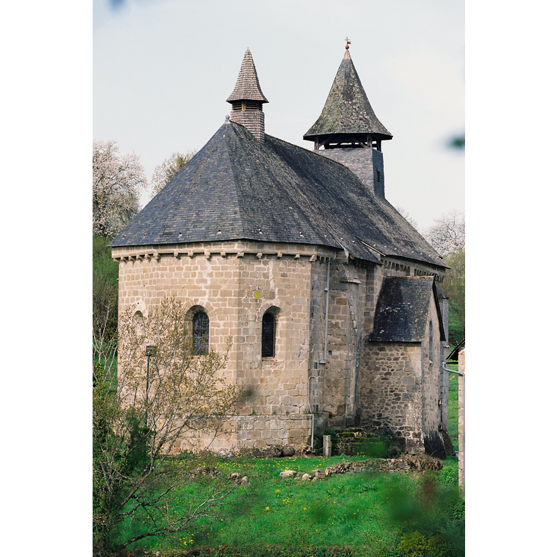 Source caption: "chevet à cinq pans, décoré de corbeaux et épaulé par des contreforts"