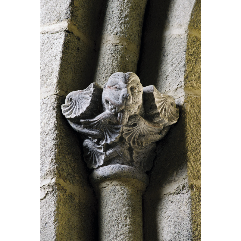 Source caption: "Le porche, profond, a des archivoltes ornées de motifs faisant allusion, comme il est de règle à l’entrée des églises, aux péchés capitaux : avarice, luxure, orgueil, colère."