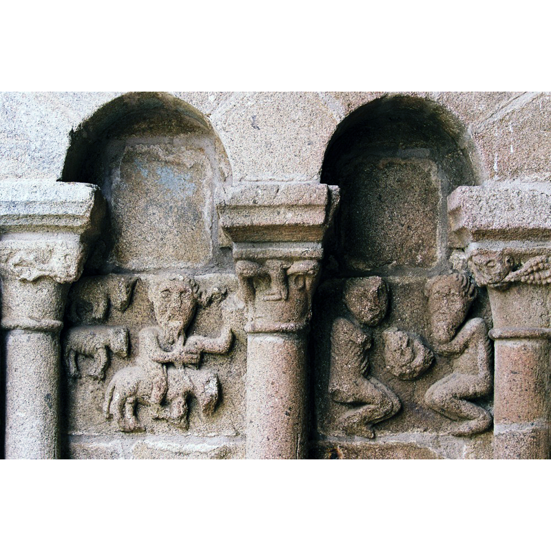 Source caption: "Les murs latéraux aux arcatures étroites, sont, comme à Beaulieu, décorés de bas-reliefs [...] mauvais état de conservation"