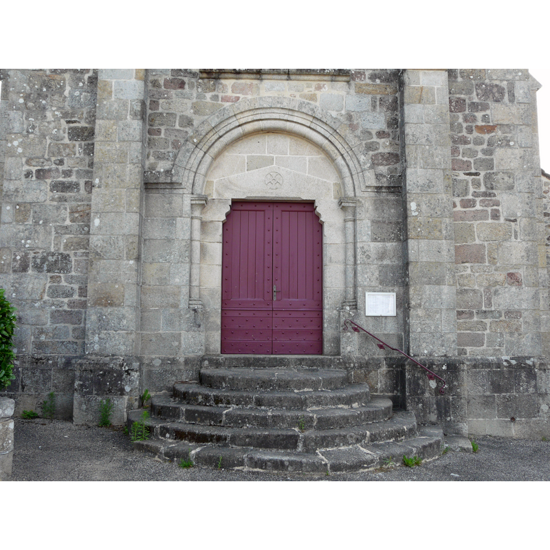 Source caption: "Le portail de l'église Notre-Dame-de-la-Nativité, Sexcles, Corrèze, France."