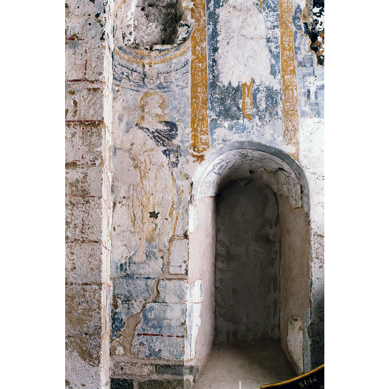 Source caption: "Sur le mur du chevet ont été mises au jour des peintures murales du XVIIe siècle, représentant notamment saint Martin à cheval."