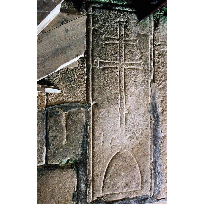 Source caption: "Des pierres tombales des chevaliers du Saint-Sépulcre ont [...] été dégagées."