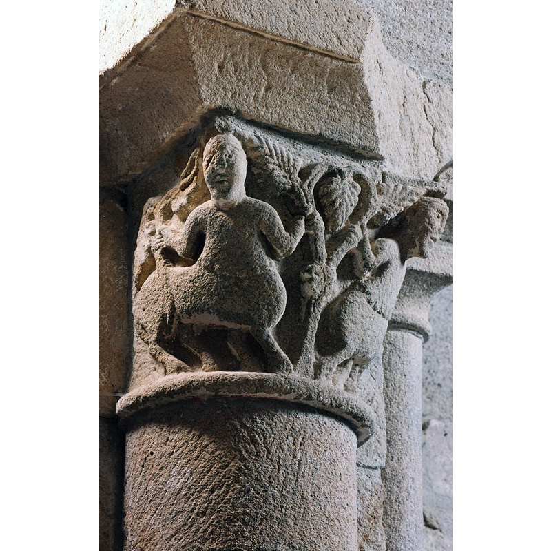 Source caption: "Les parties les plus anciennes de cette église romane sont le chœur et l’abside semi-circulaire, décorée de trois arcades cintrées retombant sur des colonnettes. Leurs chapiteaux sont délicatement ornés de centaures et d’une représentation de saint Michel archange terrassant le dragon."