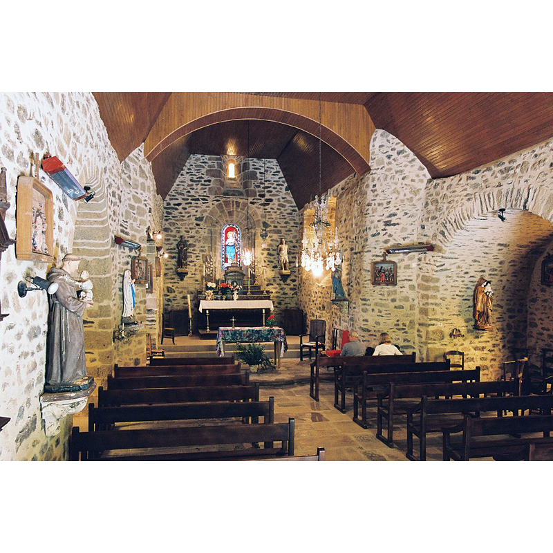 Source caption: "La nef est flanquée de deux chapelles dont l’une est moderne. De chaque côté du maître-autel se trouvent les statues du saint patron et de saint Sébastien qui aurait mis fin à une épouvantable épidémie de peste."
