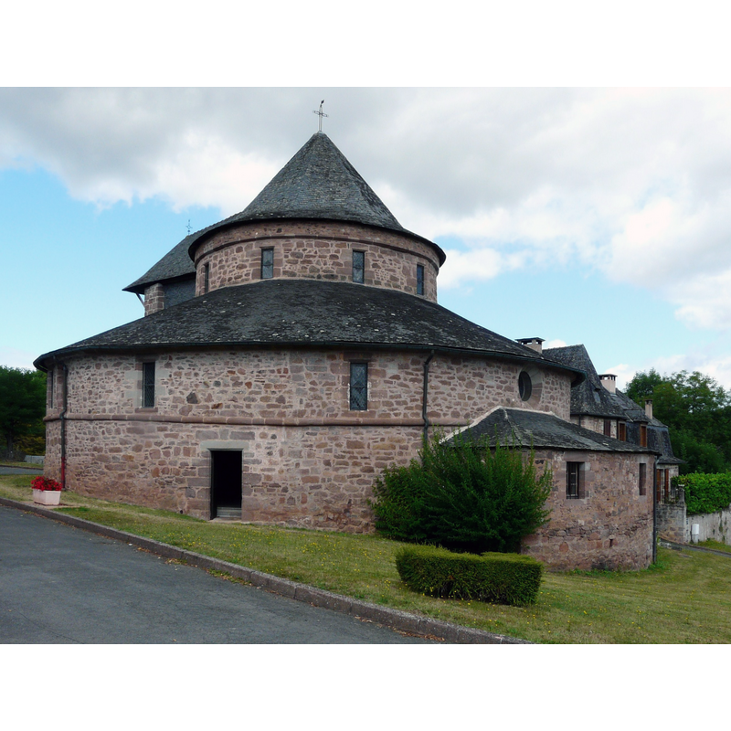 Source caption: "Vue depuis le sud-est, l'église de Saint-Bonnet-la-Rivière, Corrèze, France. En bas à droite, la sacristie."