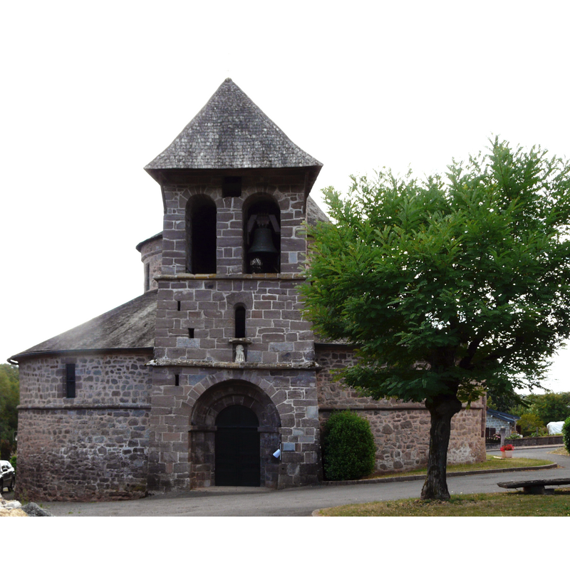 Source caption: "La façade occidentale de l'église, Saint-Bonnet-la-Rivière, Corrèze, France."