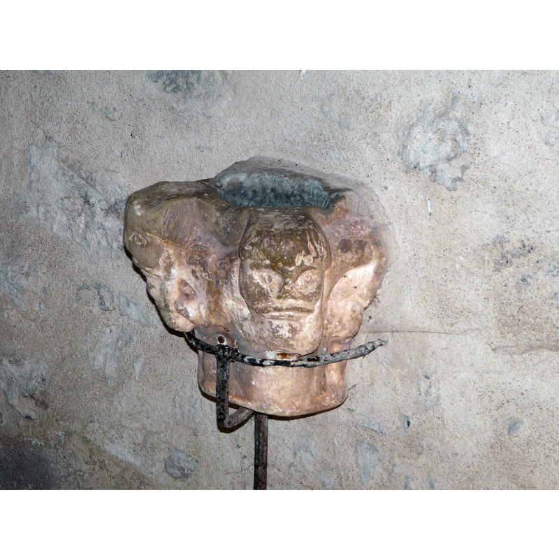 Source caption: "Chapiteau remployé comme bénitier, église de Saint-Bonnet-la-Rivière, Corrèze, France."