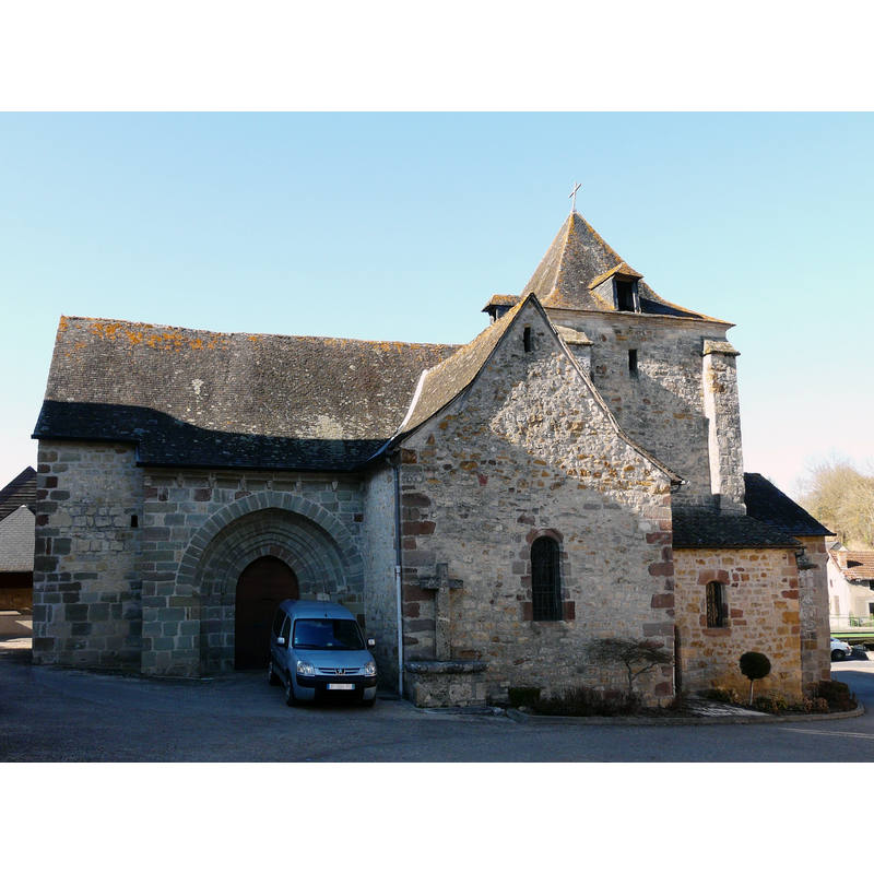 Source caption: "Le côté sud de l'église Saint-Saturnin, Saint-Cernin-de-Larche, Corrèze, France." -- the tower over the east end
