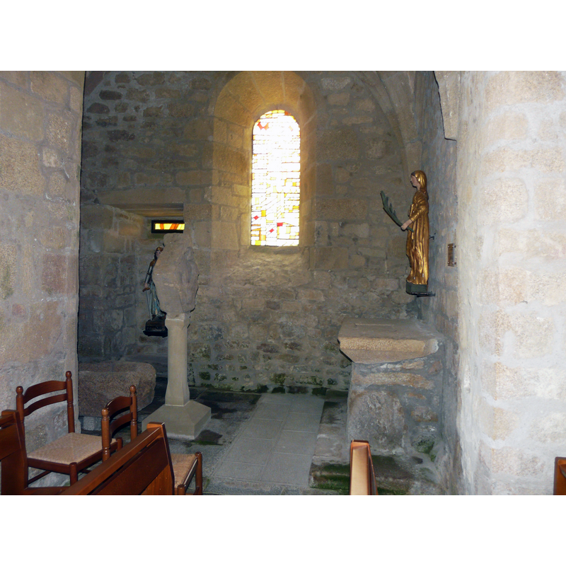 Source caption: "Bas-côté de l'église saint-Cyr-Sainte-Julitte, Saint-Cirgues-la-Loutre, Corrèze, France."