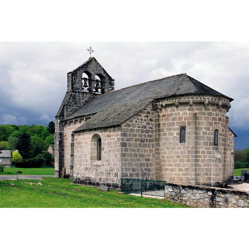 Source caption: "La petite église, restaurée au XIXe et au XXe siècles, est une construction romane."