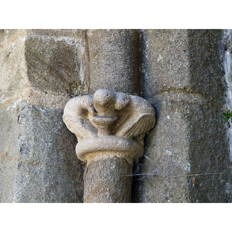 Source caption: "Chapiteau du portail de l'église Saint-Martial, Sainte-Fortunade, Corrèze, France."