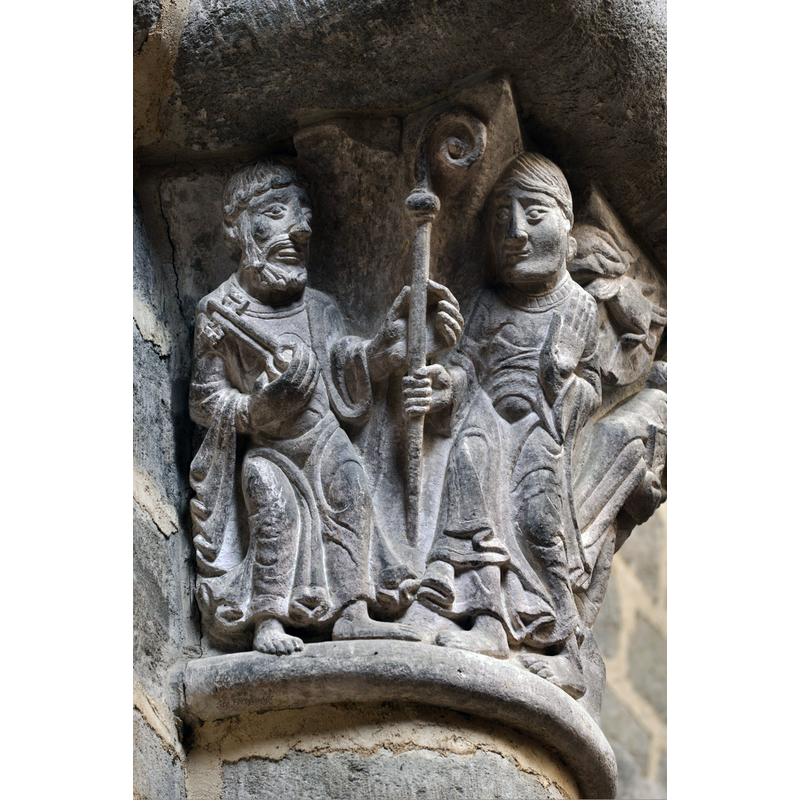 Source caption: "Le plus intéressant, à gauche de l’entrée du chœur, représente deux épisodes de la vie de saint Martial, recevant la crosse des mains de saint Pierre et ressuscitant son disciple Aurélien. Entre ces deux scènes, plane la main de Dieu."