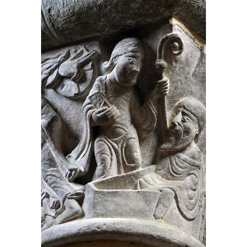 Source caption: "Le plus intéressant, à gauche de l’entrée du chœur, représente deux épisodes de la vie de saint Martial, recevant la crosse des mains de saint Pierre et ressuscitant son disciple Aurélien. Entre ces deux scènes, plane la main de Dieu."