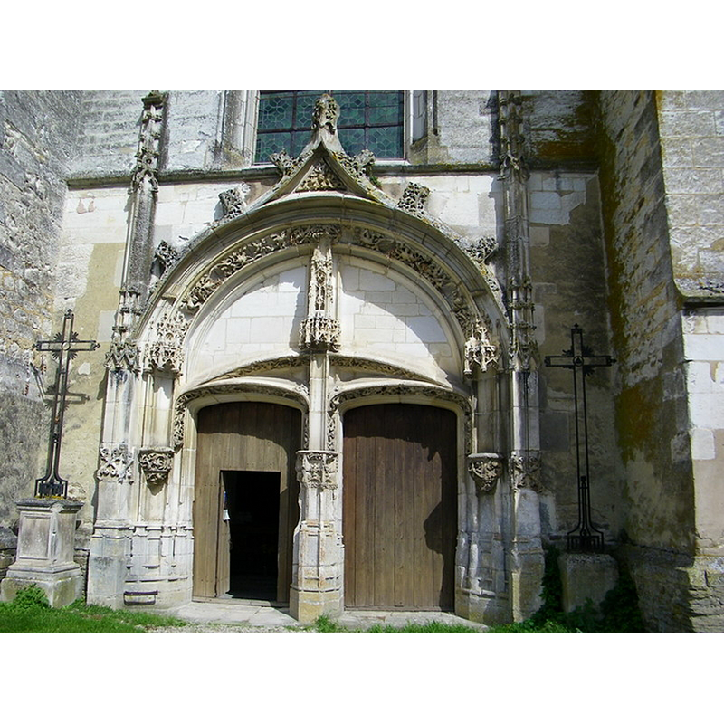 Source caption: "Construite au XVIe siècle et placée sous le vocable de Saint Mammès, l'imposante église de Turny au centre du bourg est dotée d’un grand portail de style gothique flamboyant qui révèle de nombreux détails ciselés rappelant deux vocations du village, le bois et la vigne."