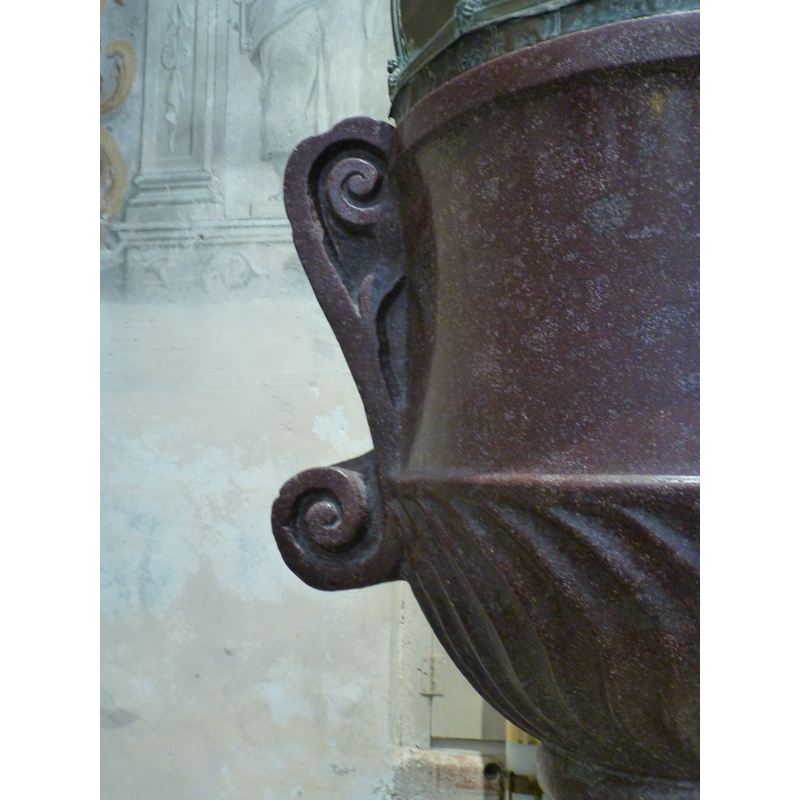 large scroll-shaped 'ears' on the basin sides