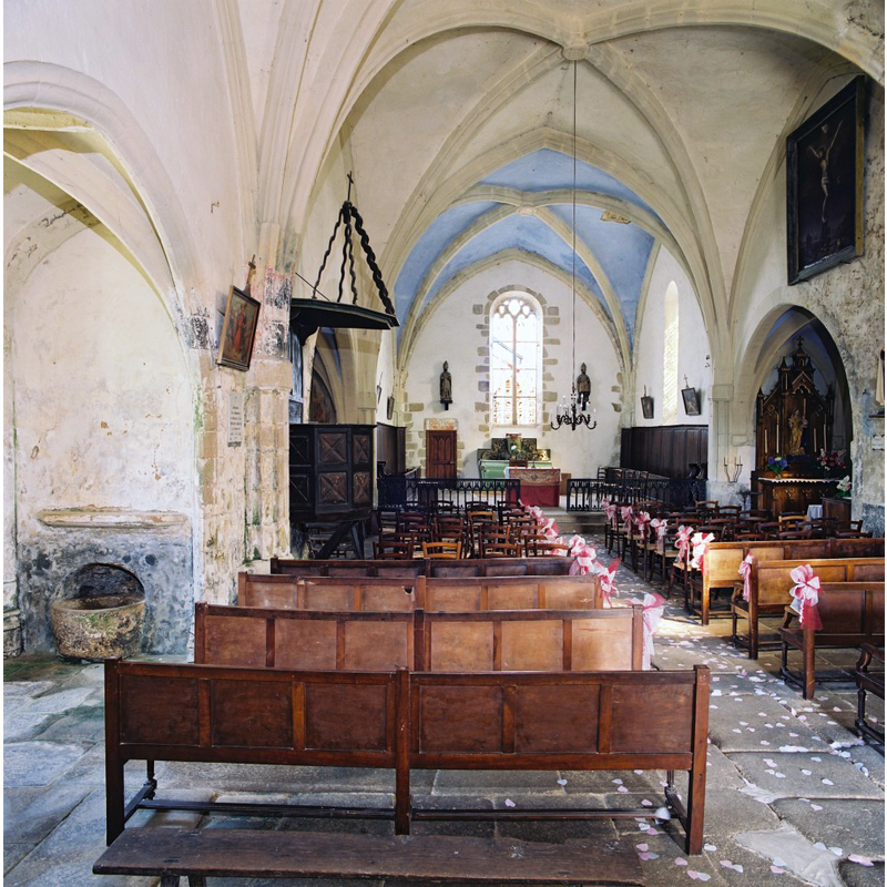 the baptismal font can be seen in the left [north] chapel in the foreground